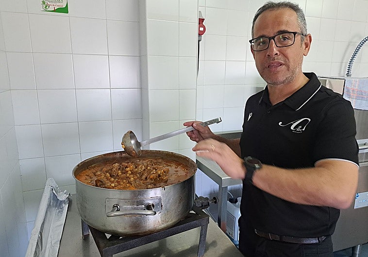 El restaurante A de Arco da de comer a cincuenta personas del comedor social Padre Cristóbal